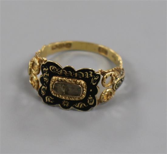 A William IV 18ct gold and black enamel mourning ring, with engraved inscription and glazed panel (a.f.), size P.